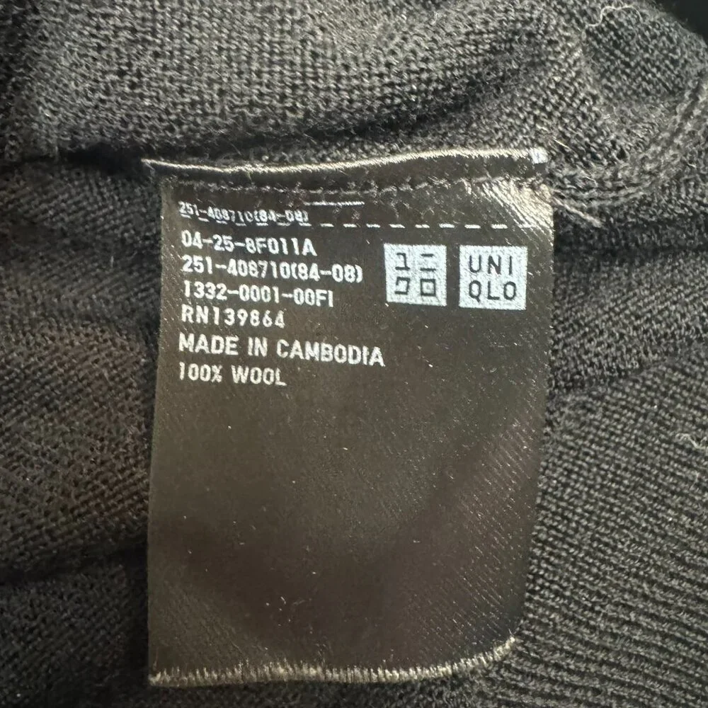 Uniqlo Black 100% Wool V-Neck Sweater Size Small EUC